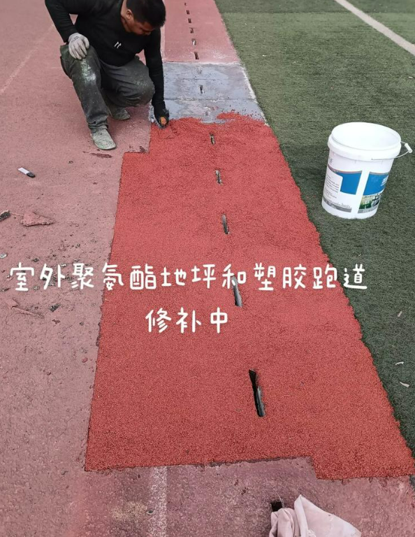 白云球场地面翻新维修，核心是先诊断破损